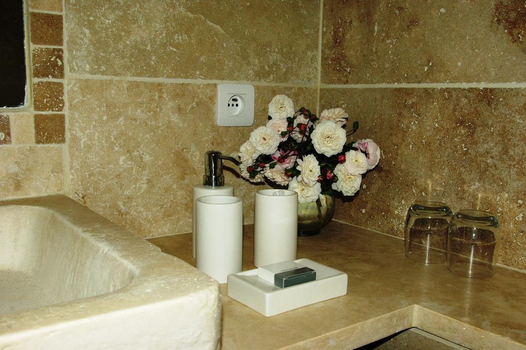 Le Mas De La Fontaine Bed and Breakfast Le Pegue Esterno foto